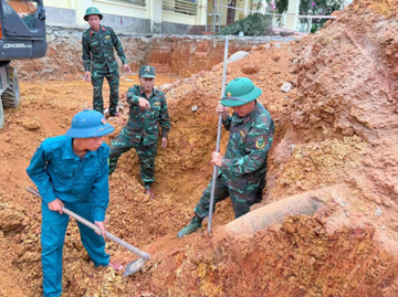 Phát hiện quả bom 250kg còn nguyên kíp nổ khi đào móng xây trường: Chính quyền địa phương lập tức phong tỏa, khẩn trương tiêu hủy