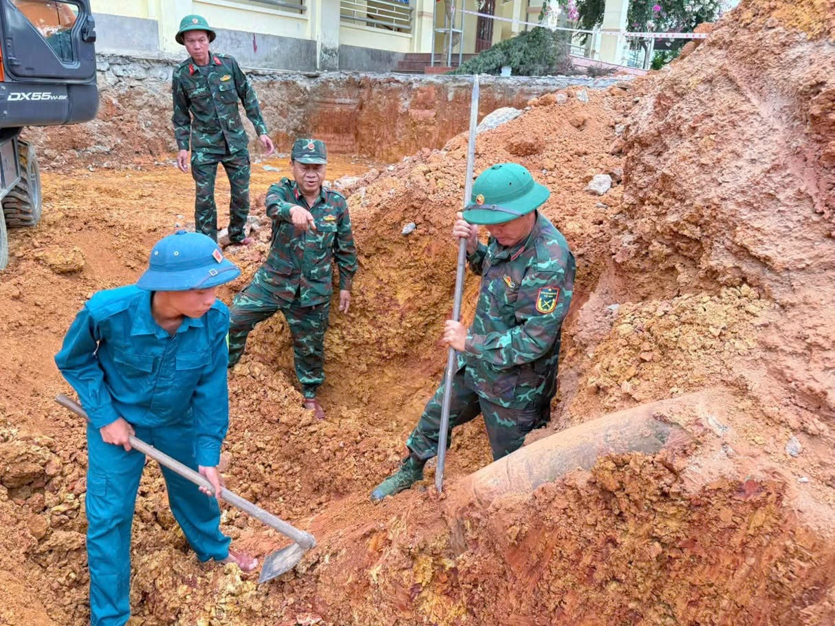 Phát hiện quả bom 250kg còn nguyên kíp nổ khi đào móng xây trường: Chính quyền địa phương lập tức phong tỏa, khẩn trương tiêu hủy - Ảnh 2.