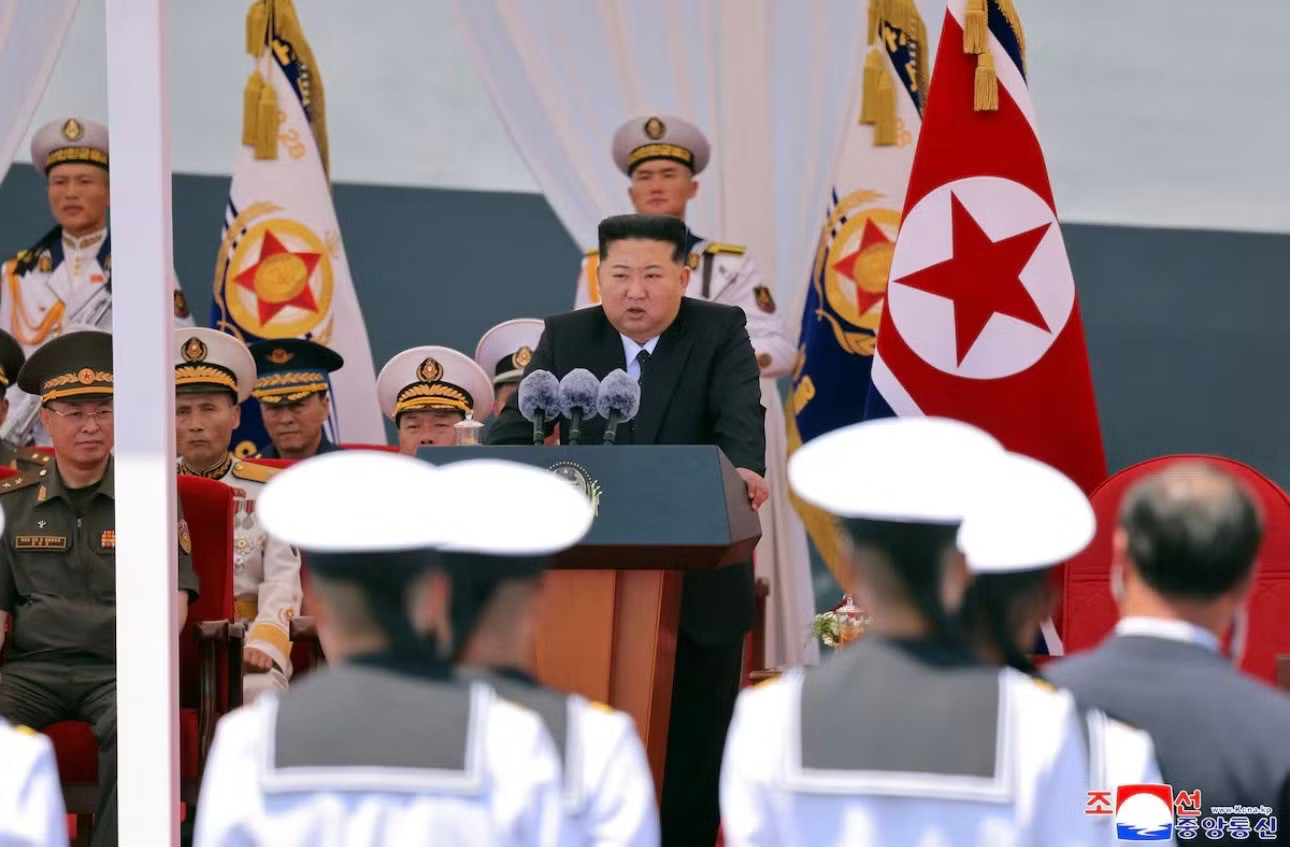 Chủ tịch Triều Tiên Kim Jong Un phát biểu tại lễ đưa vào biên chế tàu khu trục đa năng mới Choe Hyun ở cảng Nampho ngày 23/6. (Ảnh: KCNA) Triều Tiên thử đầu đạn ‘nhiệm vụ đặc biệt’ - Ảnh 1.