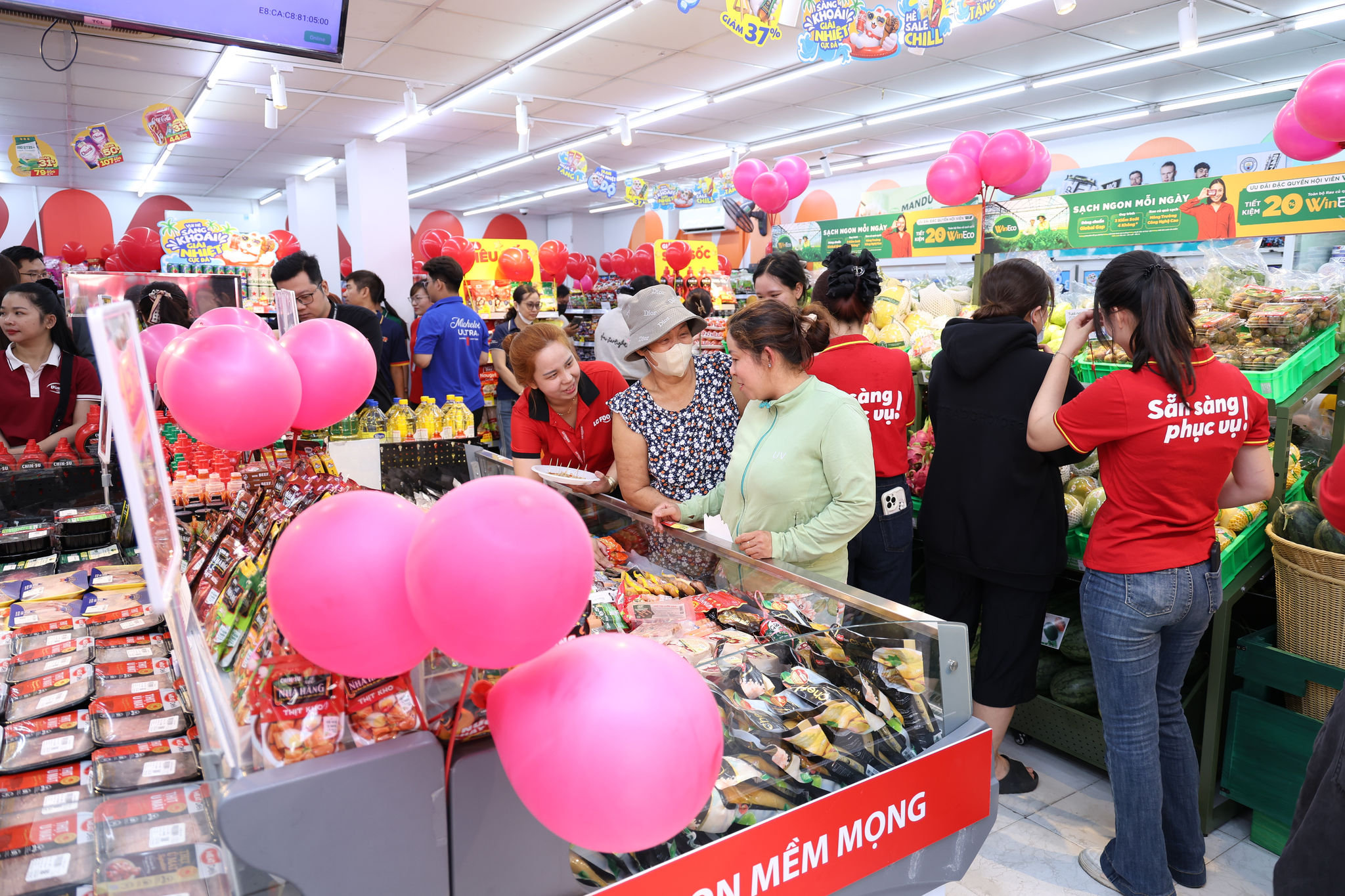 Người tiêu dùng mua sắm tại cửa hàng WinMart+