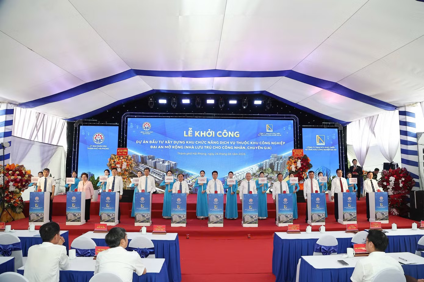 Các đại biểu bấm nút khởi công dự án. Hải Phòng: Khởi công tổ hợp hơn 1.100 căn hộ cho công nhân, chuyên gia thuê - Ảnh 2.
