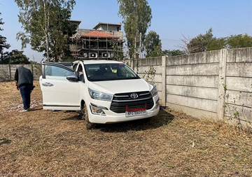 Chiếc Toyota Innova ở khu đất trống gần căn biệt thự trắng, bên trong chứa hơn 52kg vàng trị giá hơn 206 tỷ cùng 30 tỷ tiền mặt