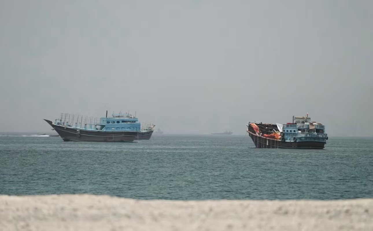 Khu vực eo biển Hormuz. (Ảnh: Reuters) Tàu qua eo biển Hormuz lại bị tấn công, Liên Hợp Quốc dừng kế hoạch sơ tán hàng ngàn thuyền viên - Ảnh 1.
