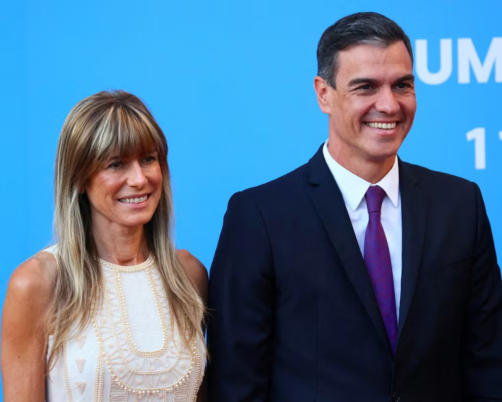 Thủ tướng Pedro Sanchez và phu nhân. (Ảnh: Reuters) Hạ viện Tây Ban Nha thông qua nghị quyết kêu gọi Thủ tướng Sanchez từ chức - Ảnh 1.
