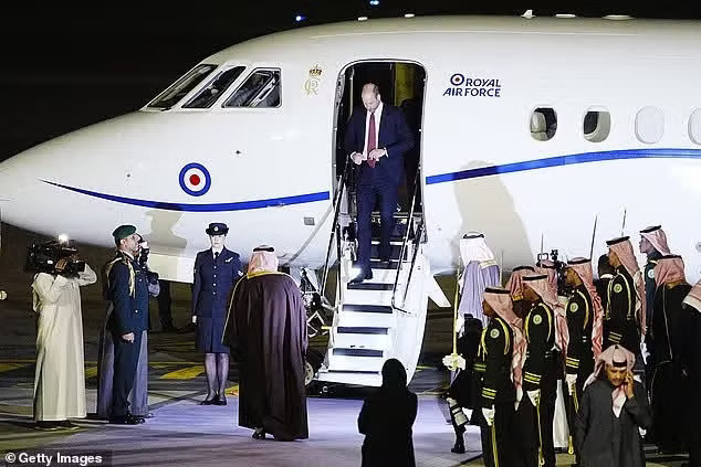 Thái tử William được Phó Thống đốc Riyadh, Hoàng tử Mohammed bin Abdulrahman bin Abdulaziz chào đón khi ông đến sân bay Quốc tế King Khalid vào ngày đầu tiên trong chuyến thăm chính thức đầu tiên của mình tới Ả Rập Xê Út. Ảnh: Dailymail. Tiết lộ mức thuế 'khủng' Vua Charles mới nộp - Ảnh 2.