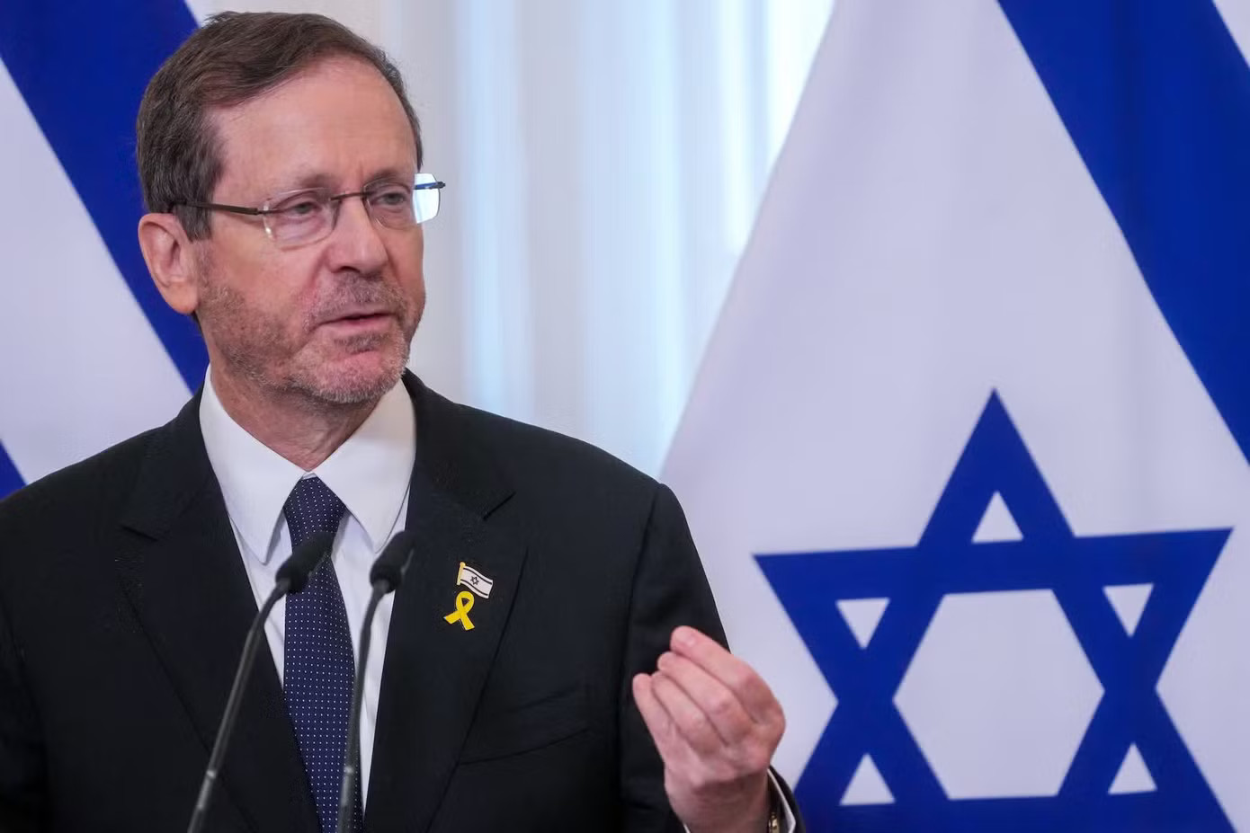 Tổng thống Israel Isaac Herzog. (Ảnh: Reuters) Va phải chim, trực thăng chở Tổng thống Israel phải hạ cánh khẩn cấp - Ảnh 1.