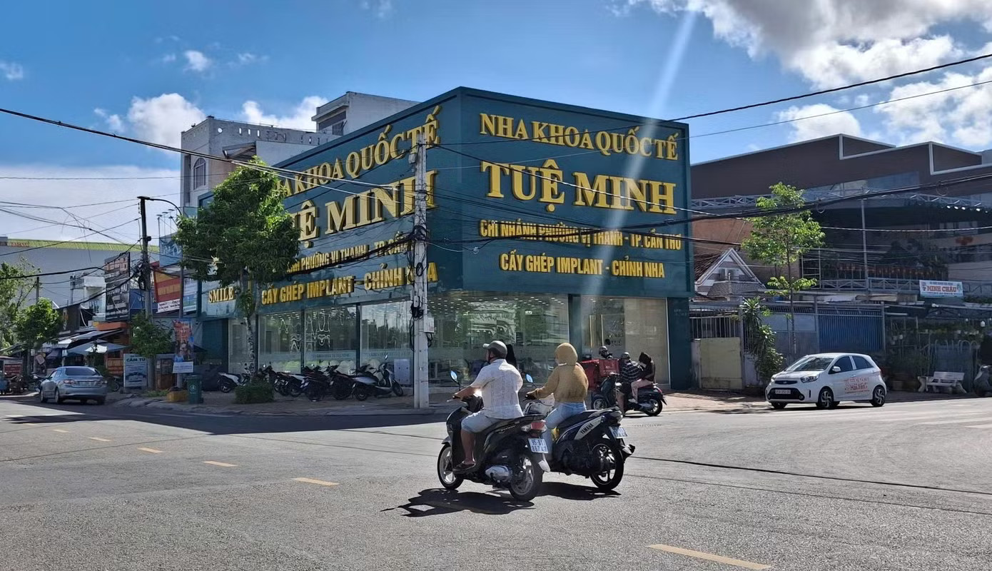 Cơ sở Nha khoa Tuệ Minh tại phường Vị Thanh, TP. Cần Thơ vẫn mở cửa dù đã bị đình chỉ hoạt động 12 tháng, từ ngày 12/3/2026. Đình chỉ 4 cơ sở nha khoa hoạt động 'chui' - Ảnh 1.