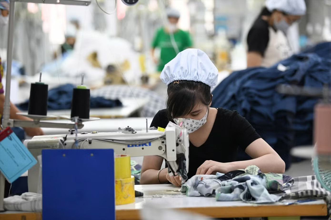 Quy định miễn thuế đối với tiền lương, tiền công làm việc ban đêm, làm thêm giờ là một trong những nội dung nhận được nhiều sự quan tâm. Ảnh: Như Ý. Từ 1/7, miễn thuế với tiền lương làm đêm, làm thêm giờ - Ảnh 1.