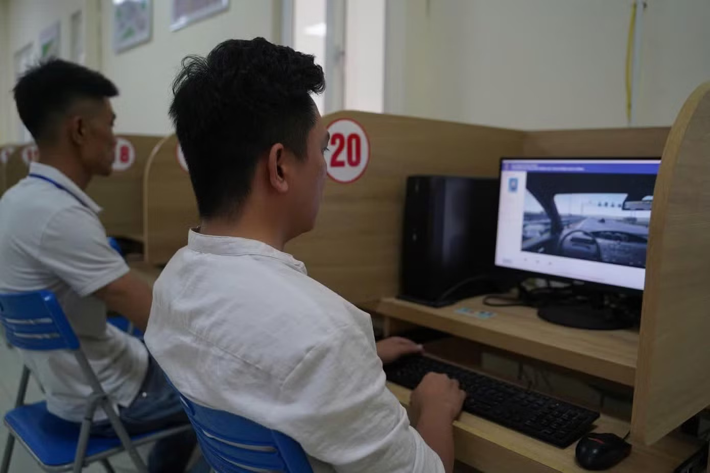 Thí sinh thực hiện bài thi mô phỏng tình huống giao thông trên máy tính. Ảnh minh họa. Chính thức bỏ bài thi mô phỏng tình hống giao thông trong sát hạch lái xe từ 1/7 - Ảnh 1.