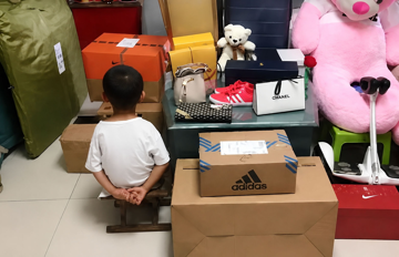 Cậu bé 6 tuổi dùng điện thoại của bố, mở ứng dụng ‘chốt đơn’ toàn bộ đơn hàng trị giá 270 triệu đồng