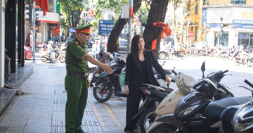Hà Nội xử phạt đến 6 triệu đồng hành vi lấn chiếm vỉa hè, lòng đường