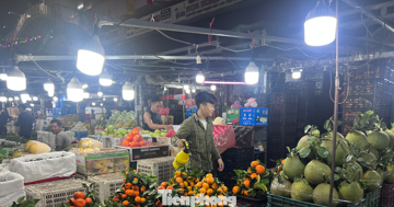 Lý do giá trái cây mùa hè ở TPHCM... rẻ 'sập sàn'
