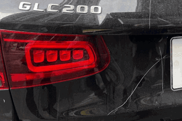 Truy tố người phụ nữ đập gương, cào xước xe Mercedes-Benz GLC200 đỗ trước một trung tâm tiếng Anh
