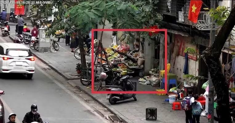 Camera AI ghi nhận hành vi lấn chiếm vỉa hè Hà Nội xử phạt đến 6 triệu đồng hành vi lấn chiếm vỉa hè, lòng đường - Ảnh 1.
