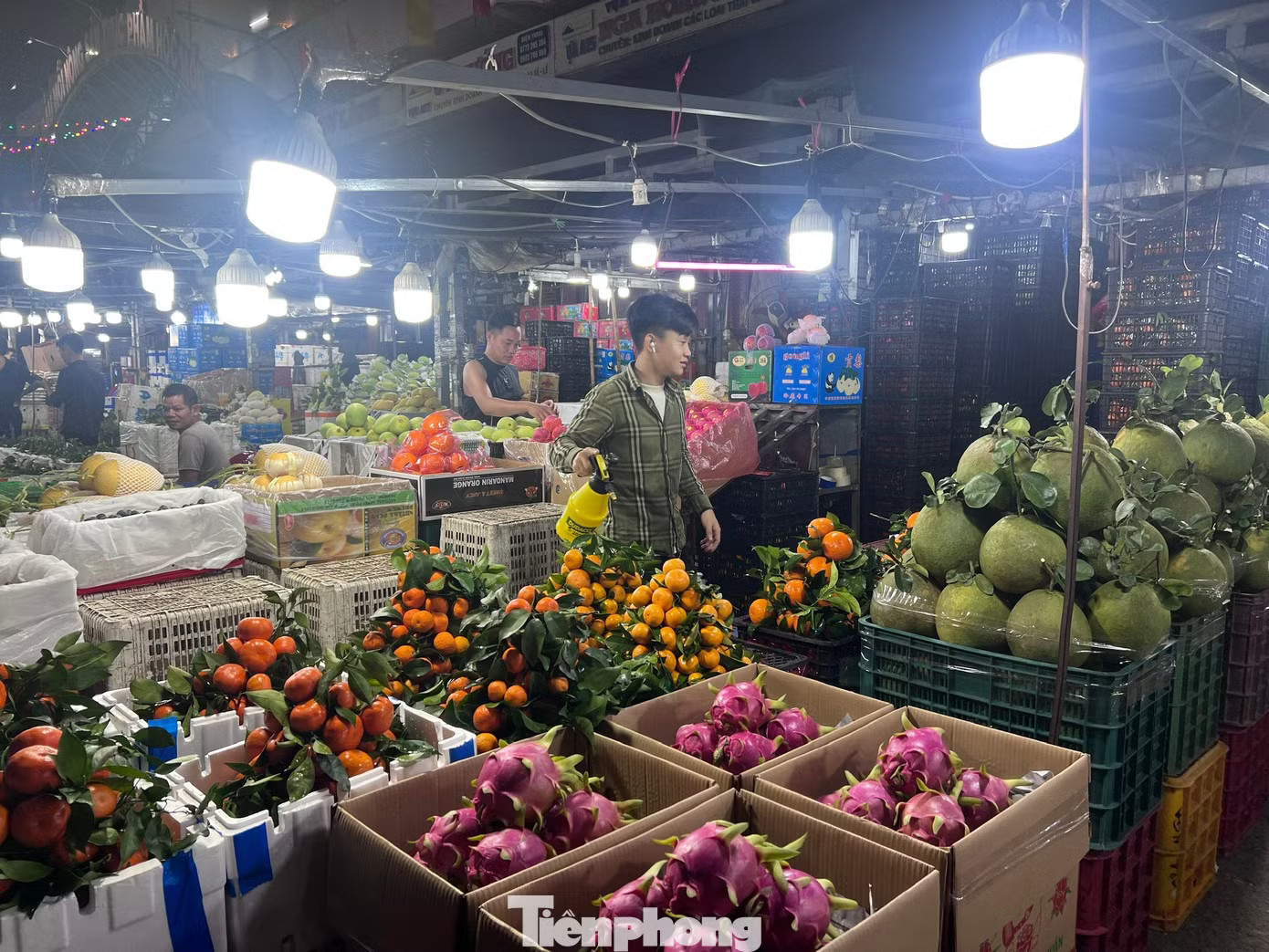 Trái cây tại chợ đầu mối phong phú, giá cũng thấp hơn nhiều so với những năm trước Lý do giá trái cây mùa hè ở TPHCM... rẻ 'sập sàn' - Ảnh 3.
