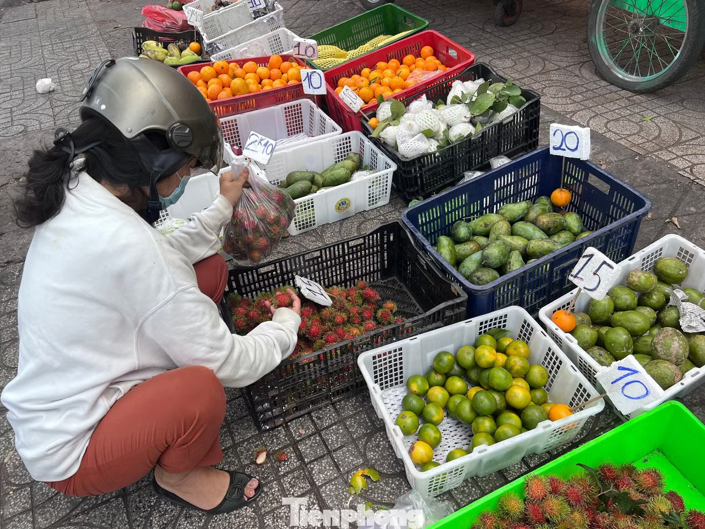 Người tiêu dùng cho biết, năm nay trái cây đồng loạt giảm giá nhiều chưa từng thấy Lý do giá trái cây mùa hè ở TPHCM... rẻ 'sập sàn' - Ảnh 2.