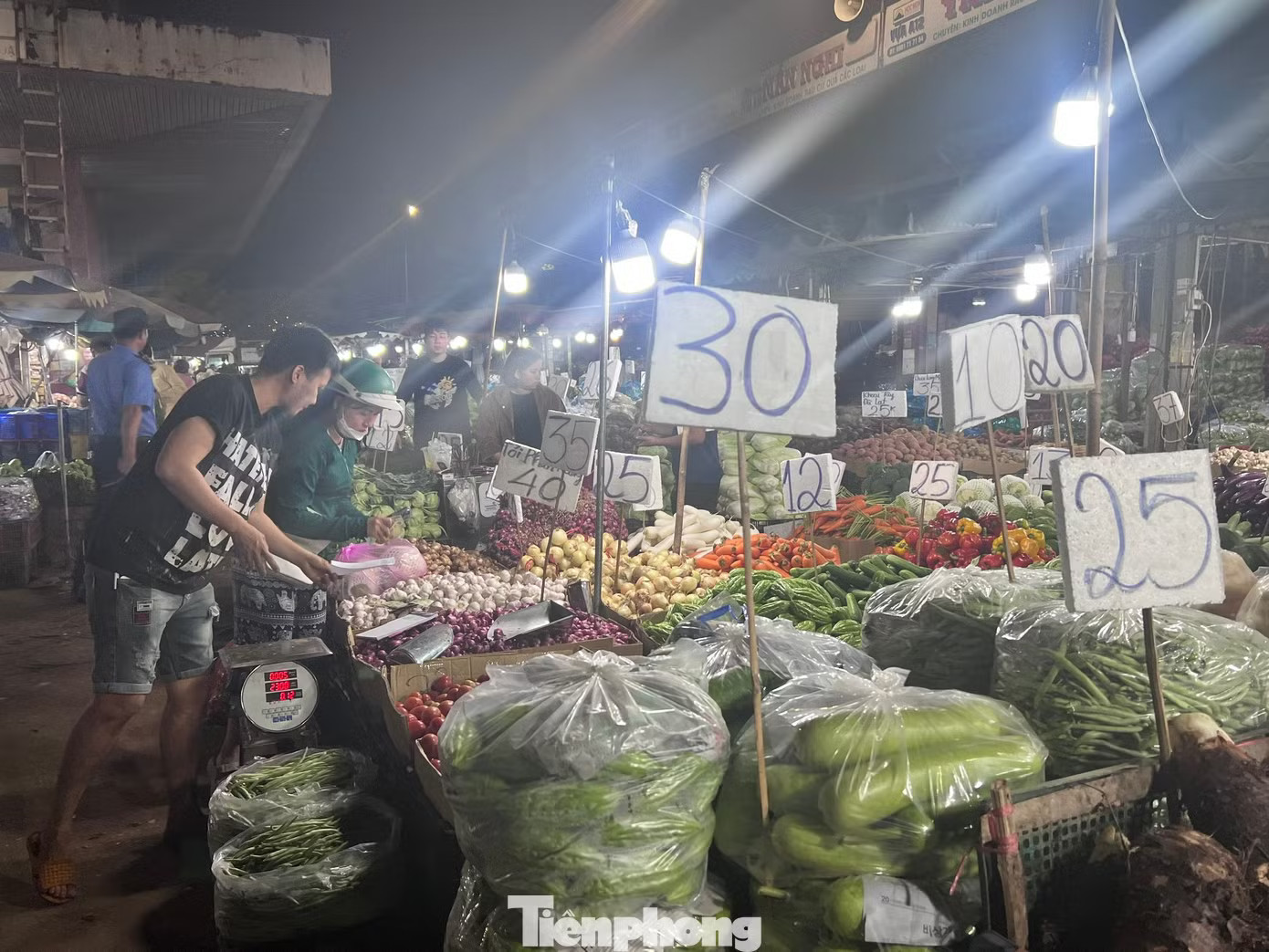 Không chỉ trái cây, các loại rau củ giá cũng rất mềm nhưng sức mua chậm Lý do giá trái cây mùa hè ở TPHCM... rẻ 'sập sàn' - Ảnh 4.