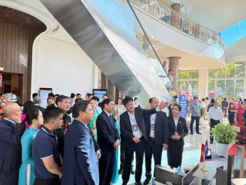 Đại tướng Phan Văn Giang tham quan các sản phẩm thép công nghệ cao của Hòa Phát