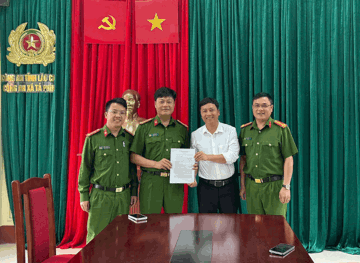 Vừa hoàn thành giao dịch chuyển khoản 499.999.999 đồng, ông Trần Chí Thành vội trình báo công an
