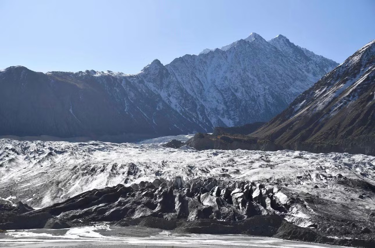 Vùng núi Hindu Kush của Afghanistan. (Ảnh: Reuters) Hàng loạt quốc gia hứng động đất - Ảnh 2.