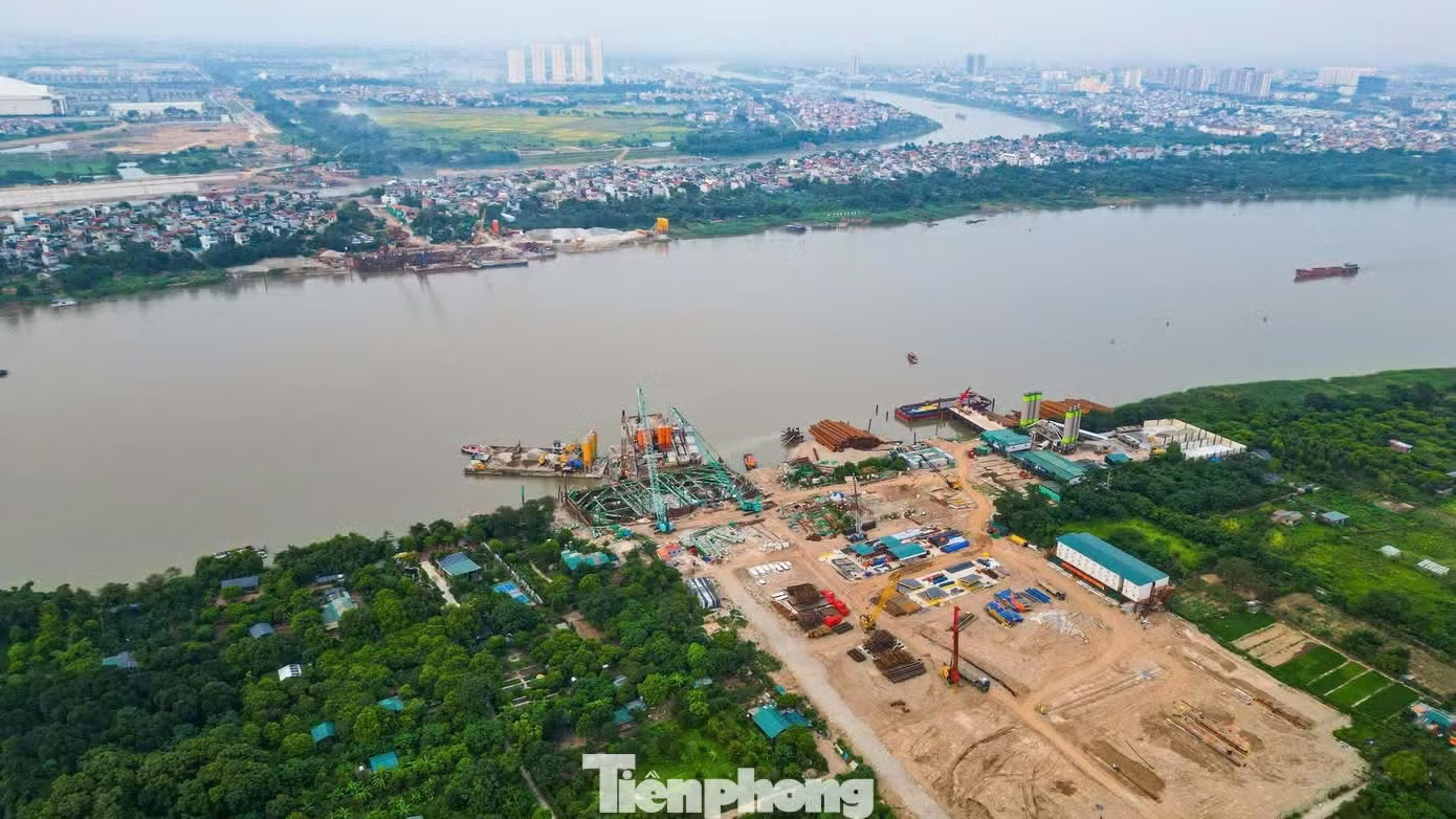 Hà Nội vừa công bố Quy hoạch tổng thể Thủ đô Hà Nội tầm nhìn 100 năm. Trong ảnh: dự án cầu Tứ Liên bắc qua sông Hồng đang khẩn trương thi công. Ảnh: Trọng Tài. Quy hoạch Thủ đô 100 năm: Thách thức lớn về vốn đầu tư và quản trị đô thị - Ảnh 2.