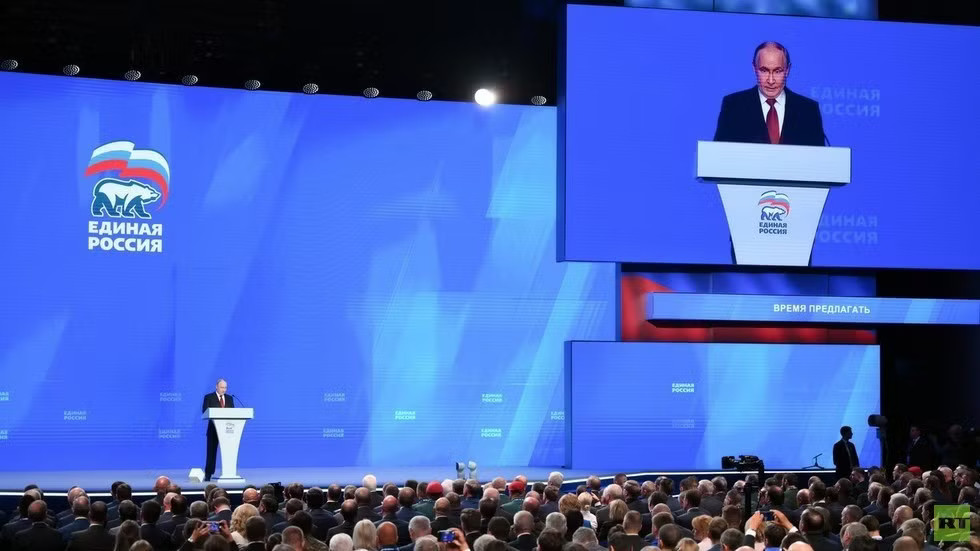 Tổng thống Putin phát biểu tại đại hội đảng Nước Nga Thống nhất. (Ảnh: RT) Nga chịu sức ép chưa từng thấy từ phương Tây, Tổng thống Putin lên tiếng - Ảnh 1.