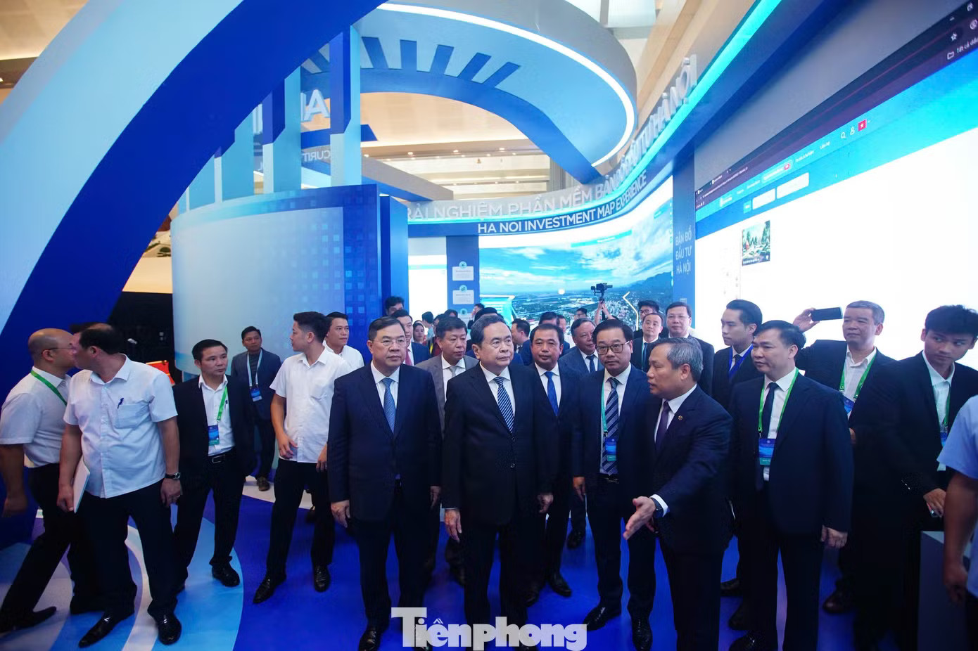 Chủ tịch Quốc hội Trần Thanh Mẫn dự Hội nghị công bố quy hoạch tổng thể Thủ đô Hà Nội tầm nhìn 100 năm và xúc tiến đầu tư năm 2026. Hà Nội công bố quy hoạch 100 năm, kêu gọi đầu tư 276 dự án - Ảnh 2.