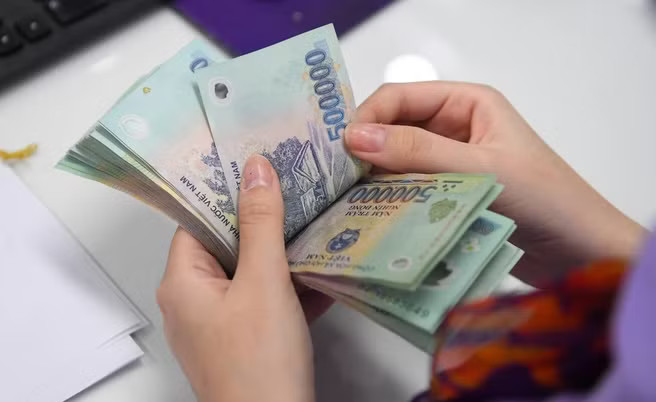 Tăng mức tiền lương cơ sở lên 2,53 triệu đồng/tháng. Ảnh minh họa. Những chính sách nổi bật có hiệu lực từ tháng 7/2026 - Ảnh 1.