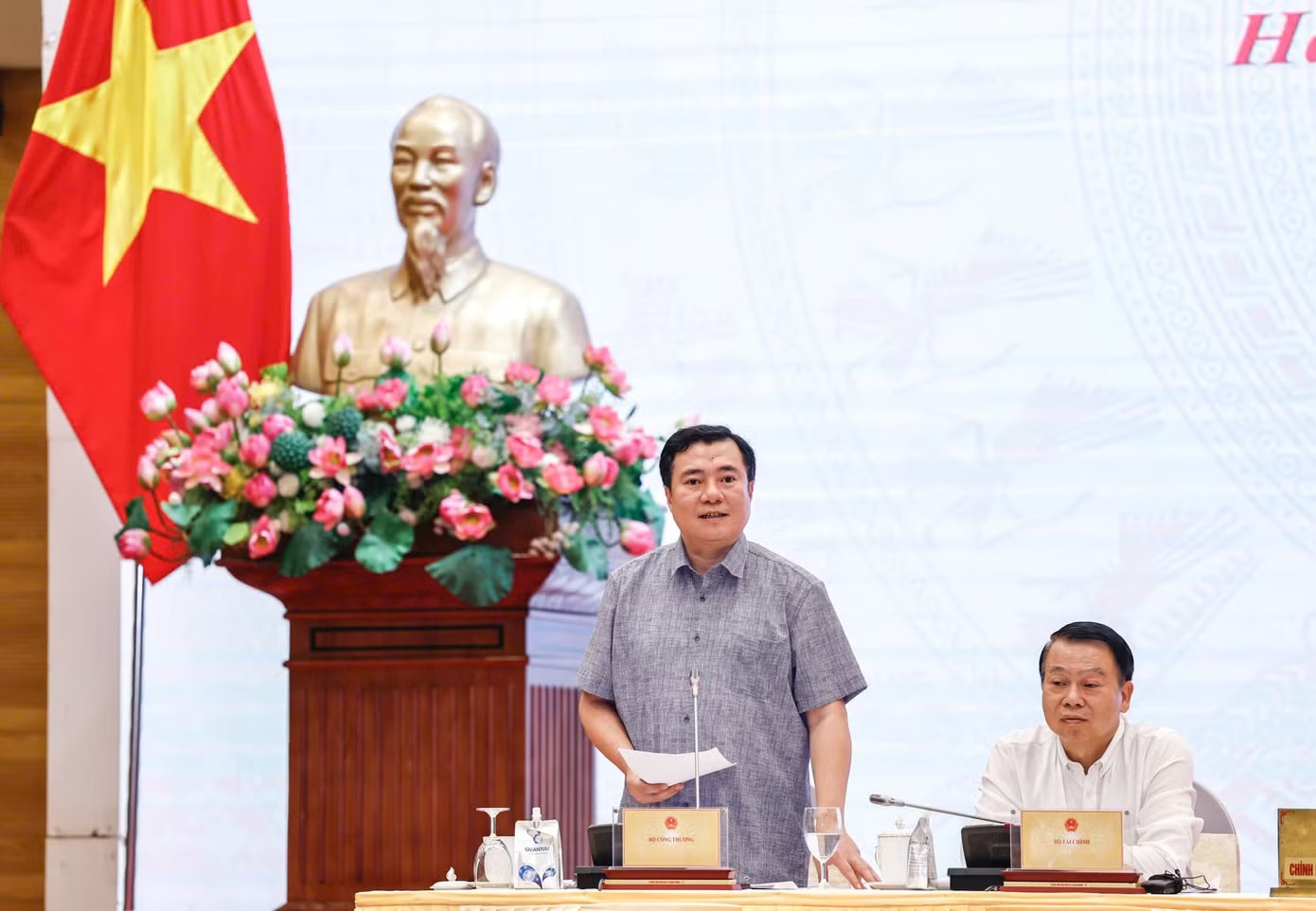 Chuyển đổi xăng E10 phải hướng tới 'tạo điều kiện tốt nhất cho người dân' - Ảnh 1.