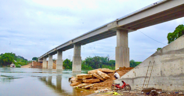 Chỉ vài tuần nữa, chính thức thông xe cầu phục vụ thuỷ điện lớn nhất miền Nam, xoá bỏ bến phà đã hoạt động nhiều năm