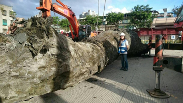 Công nhân xây dựng phát hiện vật thể tỏa mùi thơm dài hơn 30m, chính quyền lập tức phong tỏa hiện trường