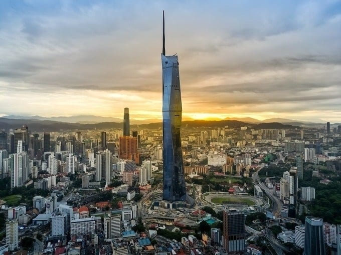 Tòa nhà chọc trời cao thứ 2 Đông Nam Á: Vượt Landmark 81 hơn 200m, kỹ thuật xây dựng đáng kinh ngạc giữa thời tiết khắc nghiệt- Ảnh 1.