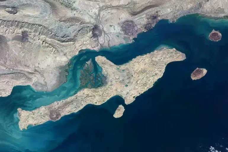 Vì sao Mỹ nhắm mục tiêu vào đảo Qeshm của Iran? - Ảnh 1.