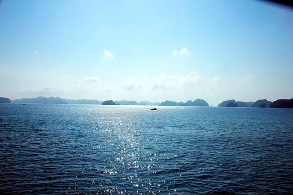Cảnh biển tuyệt đẹp nhìn từ tàu di chuyển từ đất liền ra đảo. Ảnh- Phuot HD 