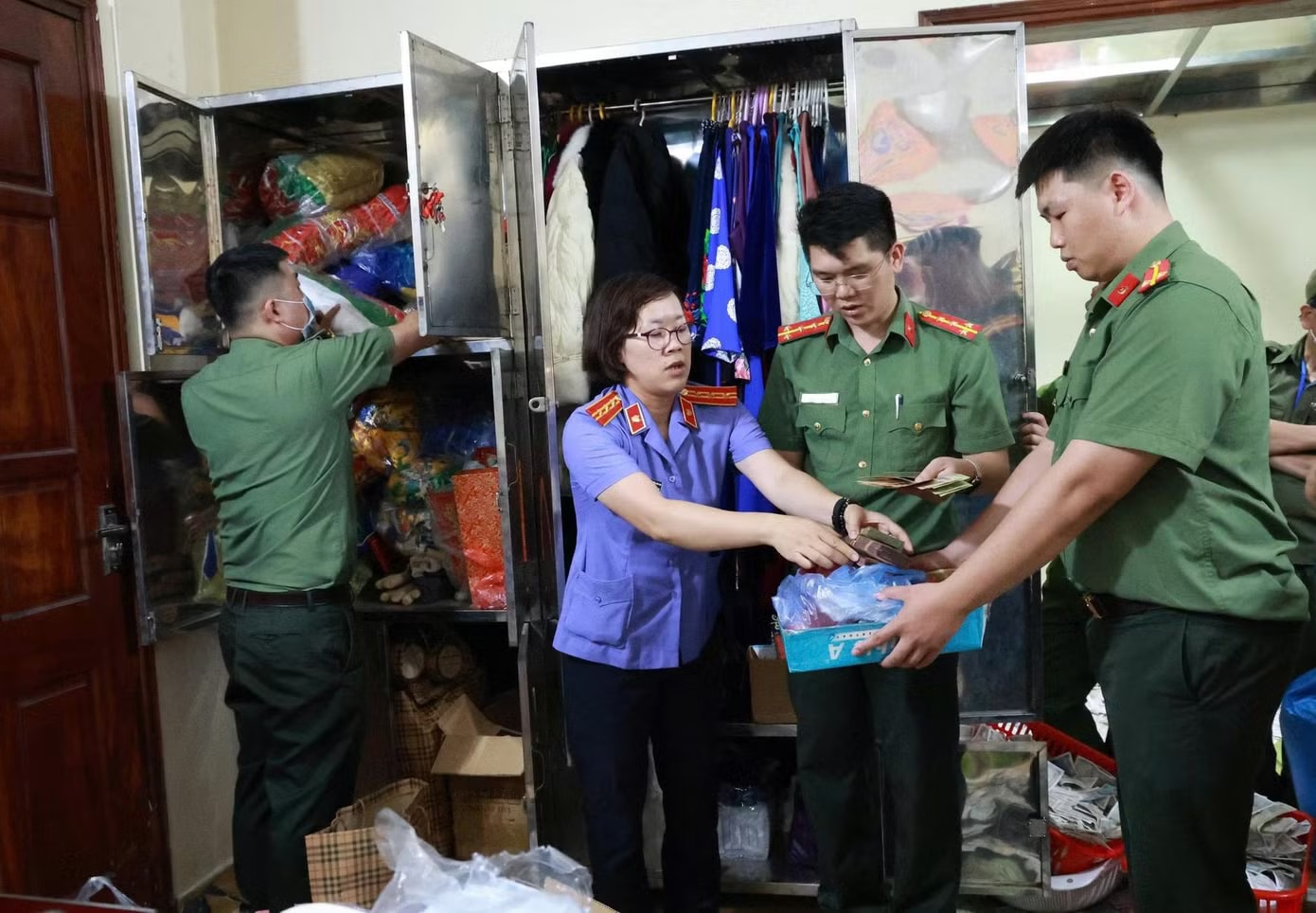 Biển thủ tiền công đức, thủ nhang Đền Kỳ Cùng bị khởi tố - Ảnh 2.