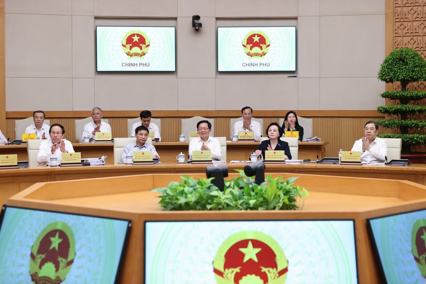 Thủ tướng: Tiếp tục tinh gọn bộ máy bên trong, tránh chồng chéo chức năng, nhiệm vụ - Ảnh 2.