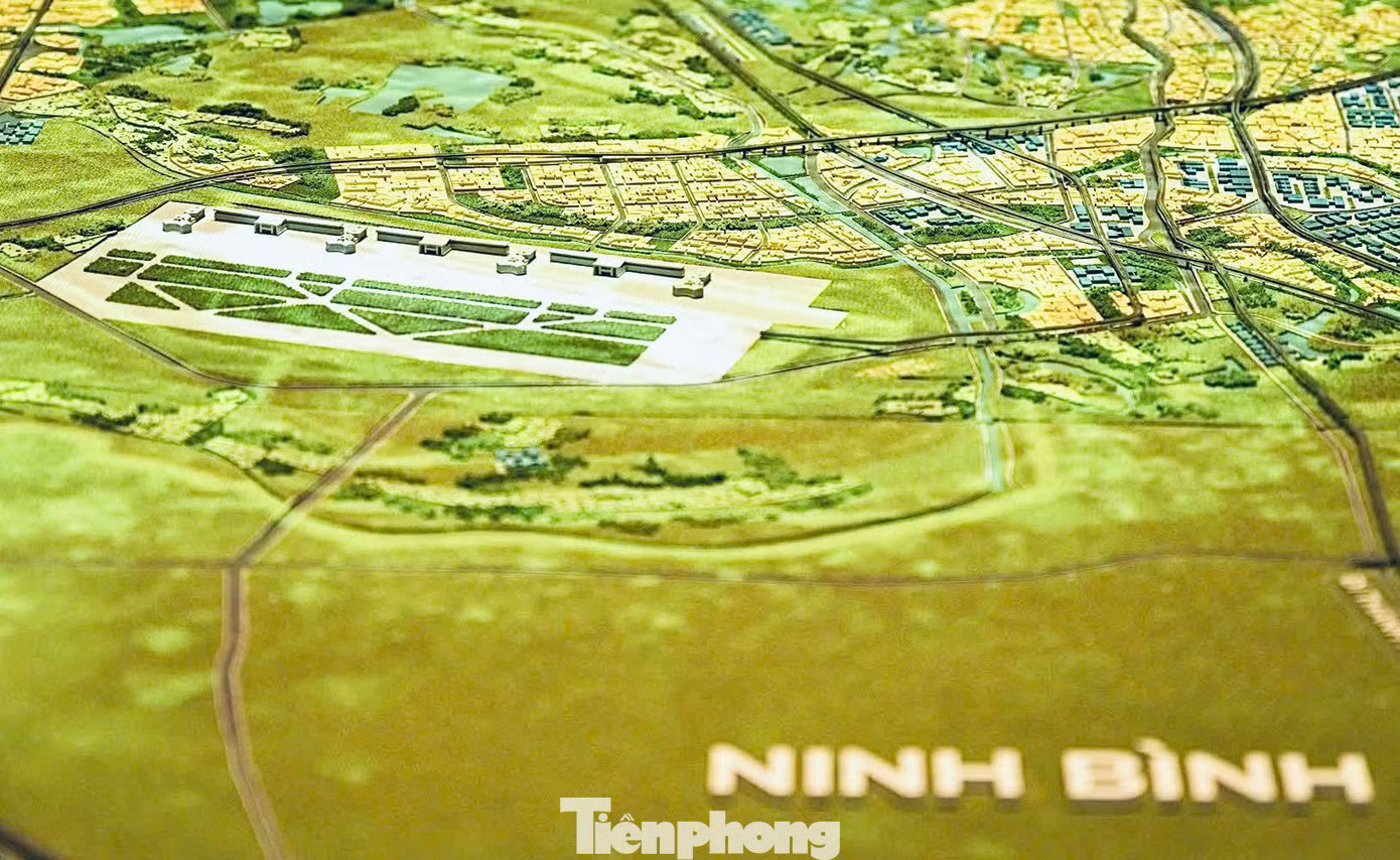 Điểm nhấn khác là quy hoạch hệ thống hàng không kép. Nội Bài được mở rộng, xây dựng sân bay quốc tế thứ hai (khu vực màu trắng) tại cửa ngõ phía Nam Hà Nội, gần với tỉnh Ninh Bình, diện tích khoảng 1.500 ha. Theo quy hoạch, từ sân bay mới vào trung tâm Hà Nội chỉ mất khoảng 15 phút nhờ hệ thống đường sắt tốc độ cao và cao tốc hướng tâm. Quy hoạch Hà Nội 100 năm: Thêm sân bay gần Ninh Bình, 300 km metro hiện đại - Ảnh 8.