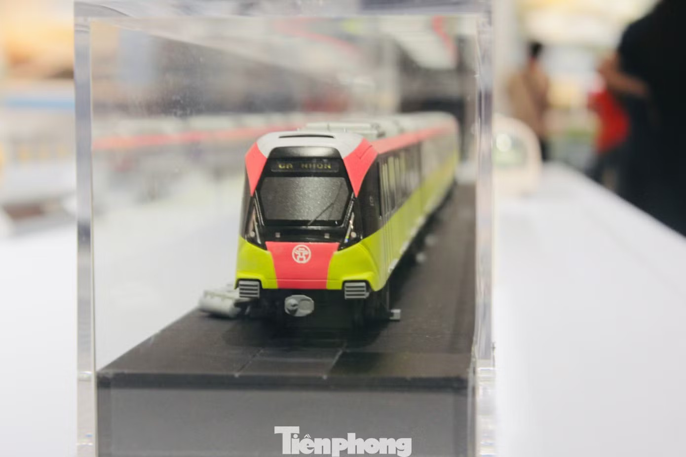 Các mô hình tàu metro cùng sơ đồ quy hoạch mạng lưới đường sắt đô thị được trưng bày, giúp người xem hình dung hệ thống giao thông công cộng tương lai của Thủ đô. Quy hoạch Hà Nội 100 năm: Thêm sân bay gần Ninh Bình, 300 km metro hiện đại - Ảnh 6.