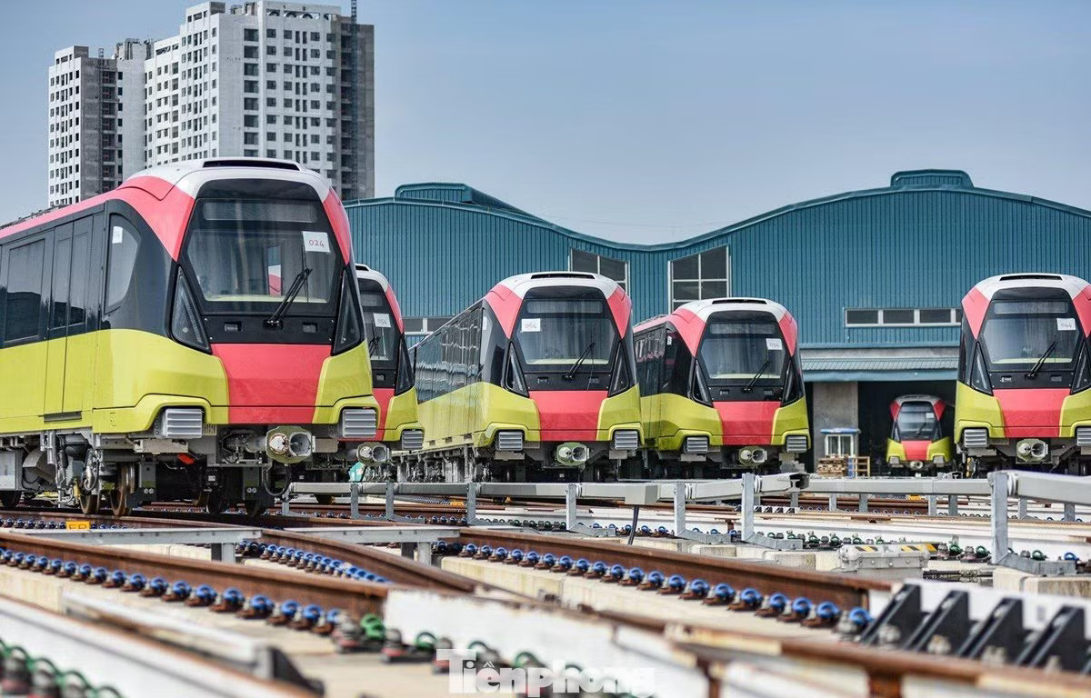 Một trong những điểm nhấn là hệ thống đường sắt đô thị mới dài hơn 300 km, trong đó hơn 270 km đi qua địa bàn Hà Nội. Mạng lưới được định hướng ngầm hóa, phát triển theo mô hình TOD lấy nhà ga làm trung tâm phát triển đô thị. Quy hoạch Hà Nội 100 năm: Thêm sân bay gần Ninh Bình, 300 km metro hiện đại - Ảnh 3.