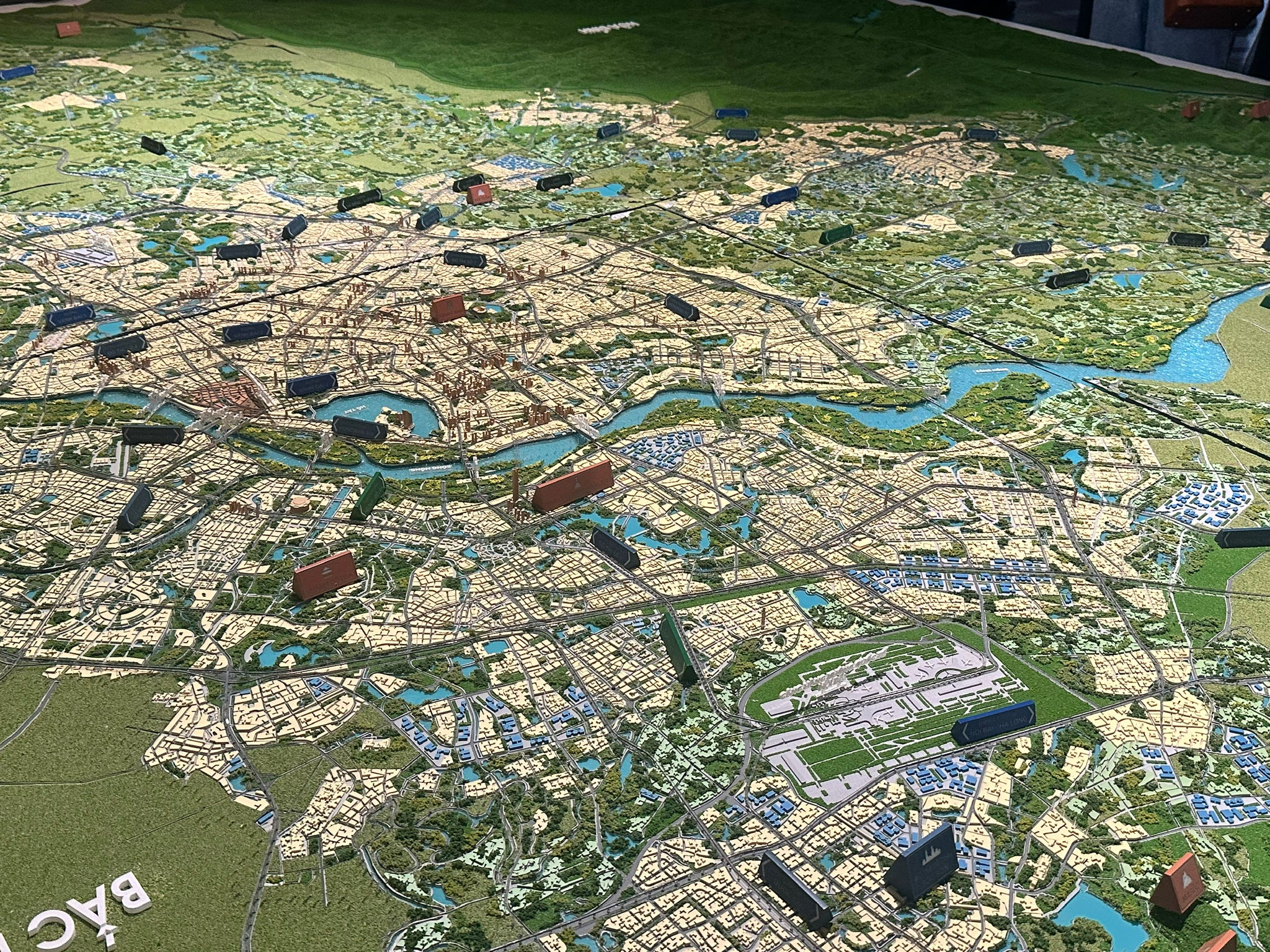 Quy hoạch Hà Nội 100 năm: Lần đầu Thủ đô tính ngưỡng 'chịu tải' cho đô thị có thể lên tới 25 triệu dân - Ảnh 1.