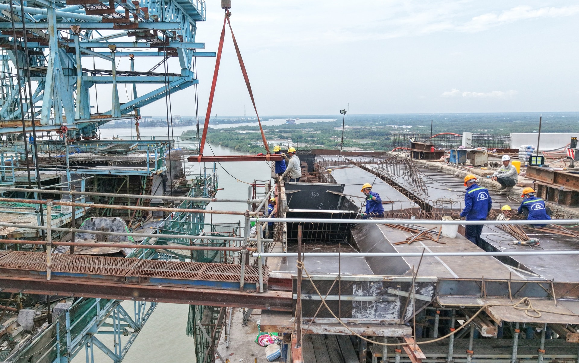 Khoảng 10 ngày nữa, Việt Nam sẽ hợp long cây cầu dây văng 3.500 tỷ cao nhất cả nước- Ảnh 1.