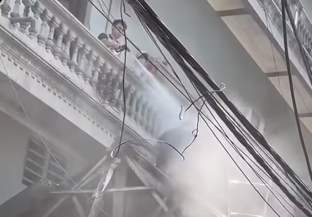 Clip gây xôn xao: Người thợ trên mái nhà bị xịt nước từ tầng cao, công an vào cuộc - Ảnh 1.