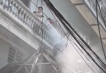 Clip gây xôn xao: Người thợ trên mái nhà bị xịt nước từ tầng cao, công an vào cuộc