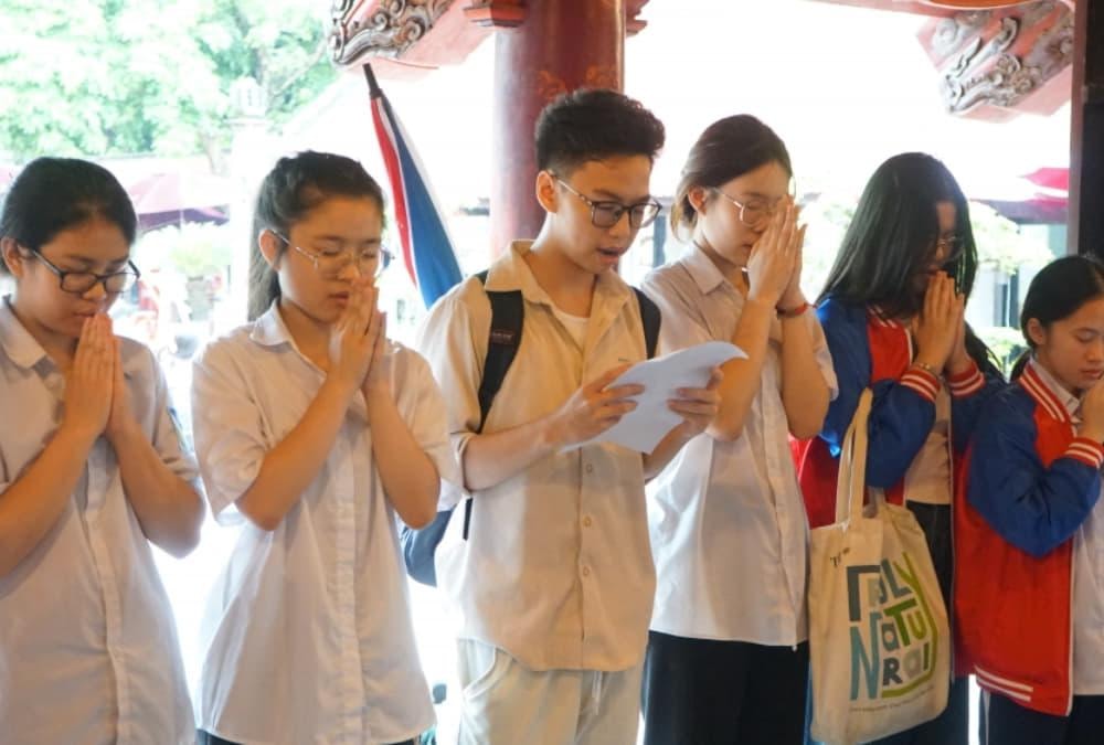 bd005569-van-khan-van-mieu-quoc-tu-giam-3_1780473984.jpg