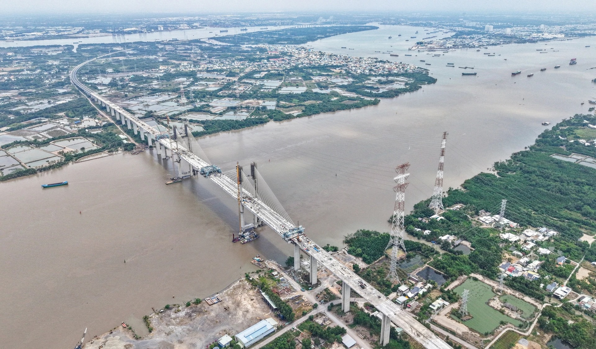 Khoảng 10 ngày nữa, Việt Nam sẽ hợp long cây cầu dây văng 3.500 tỷ cao nhất cả nước- Ảnh 3.