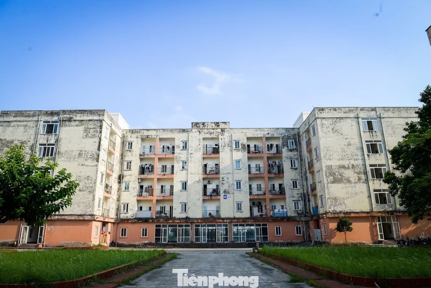 Rời chung cư 'chờ sập', người dân đến tạm cư tại khu nhà ở sinh viên - Ảnh 1.