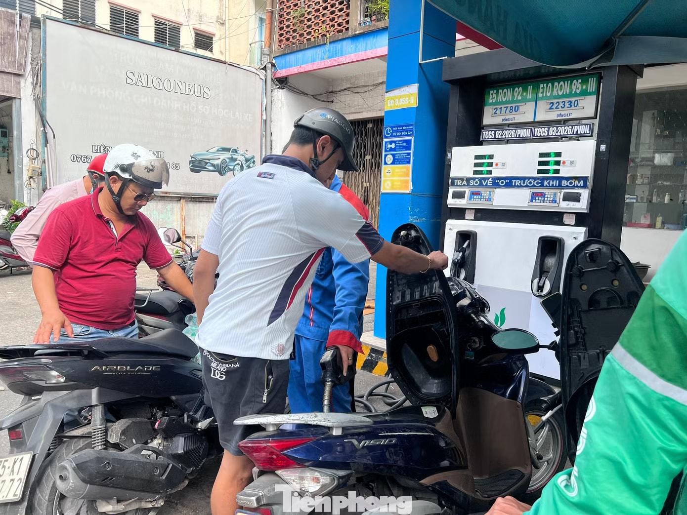 Đỏ mắt tìm xăng E5 giữa trung tâm TPHCM - Ảnh 5.