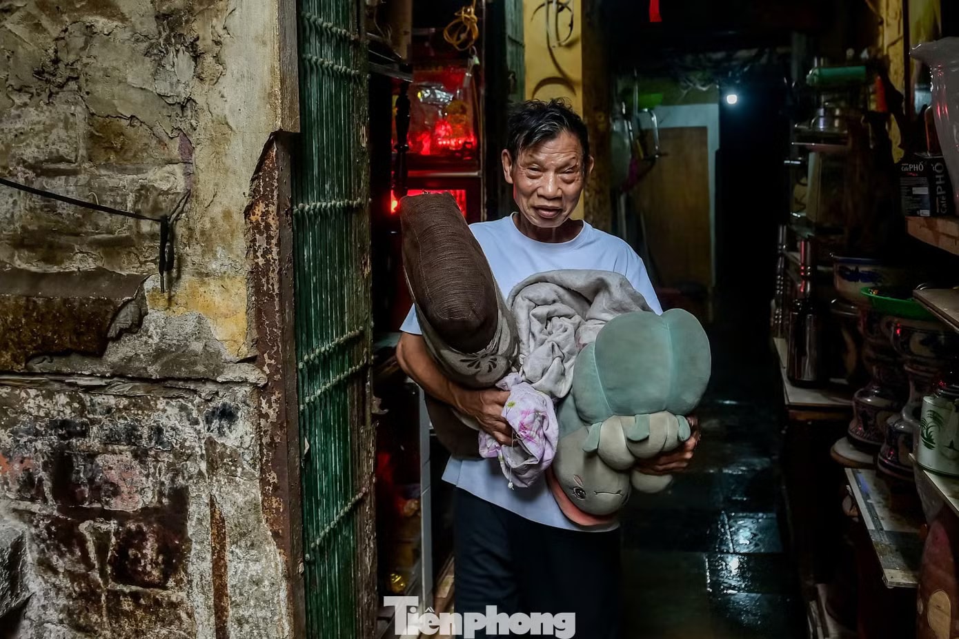 Rời chung cư 'chờ sập', người dân đến tạm cư tại khu nhà ở sinh viên - Ảnh 6.