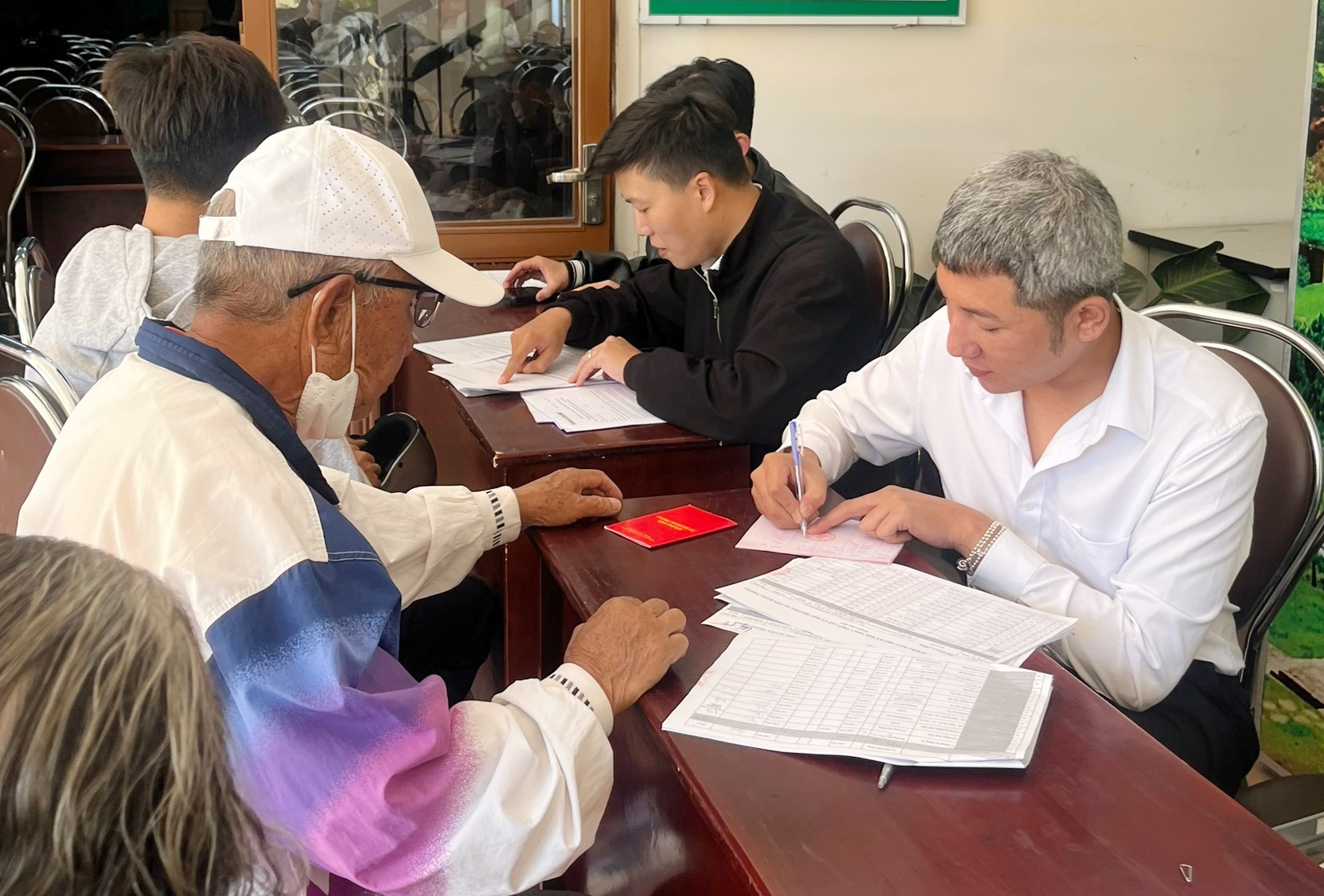 nhan-tien-huy-hieu-1.png