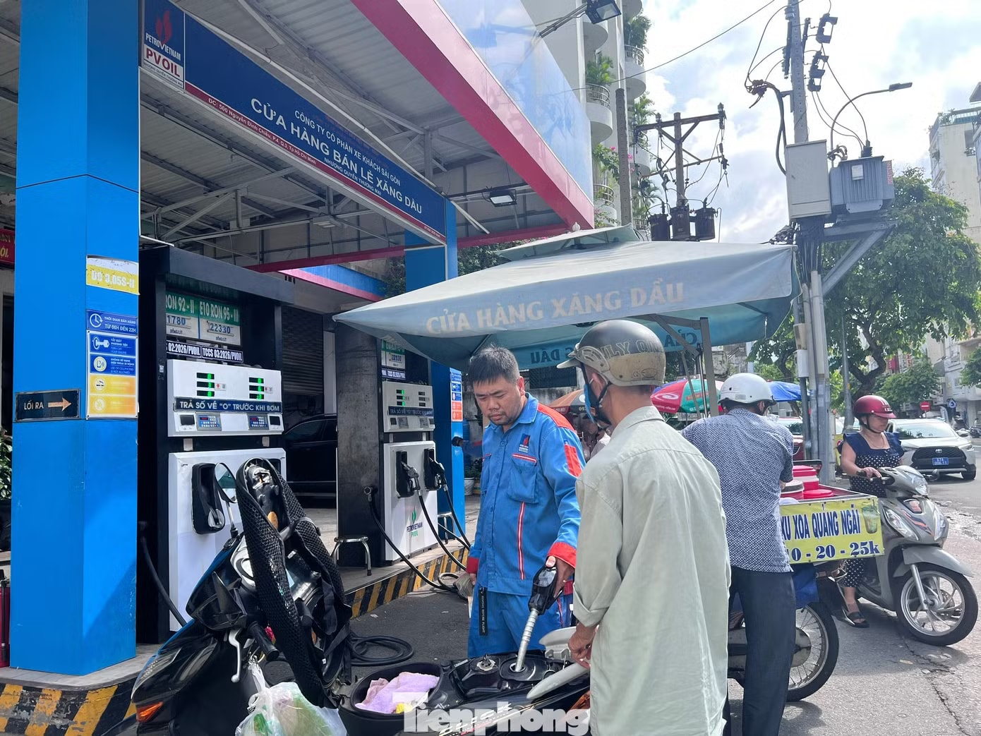 Đỏ mắt tìm xăng E5 giữa trung tâm TPHCM - Ảnh 3.
